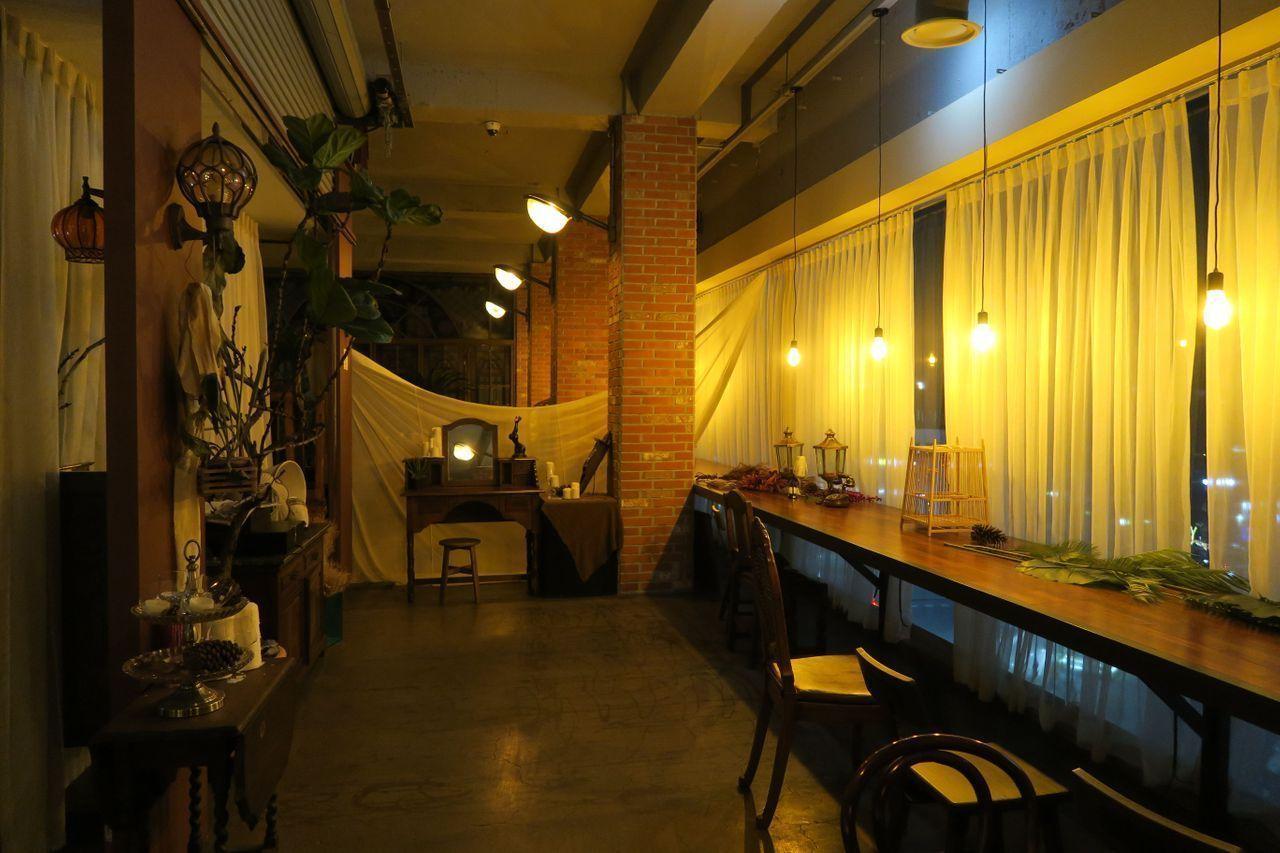 カーテン越しのライトアップされたソウリズムカフェの内部インテリア